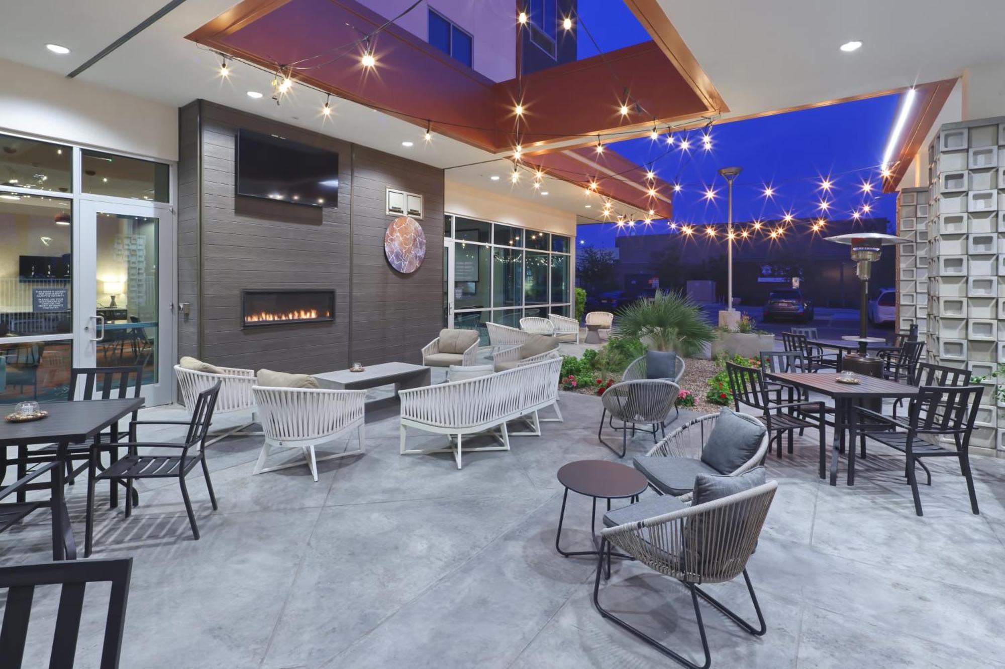 Hilton Garden Inn Chandler Downtown Exterior foto